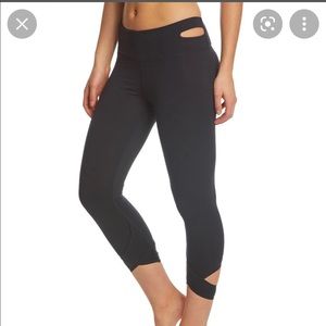 Manduka medium Heather gray cut out capri